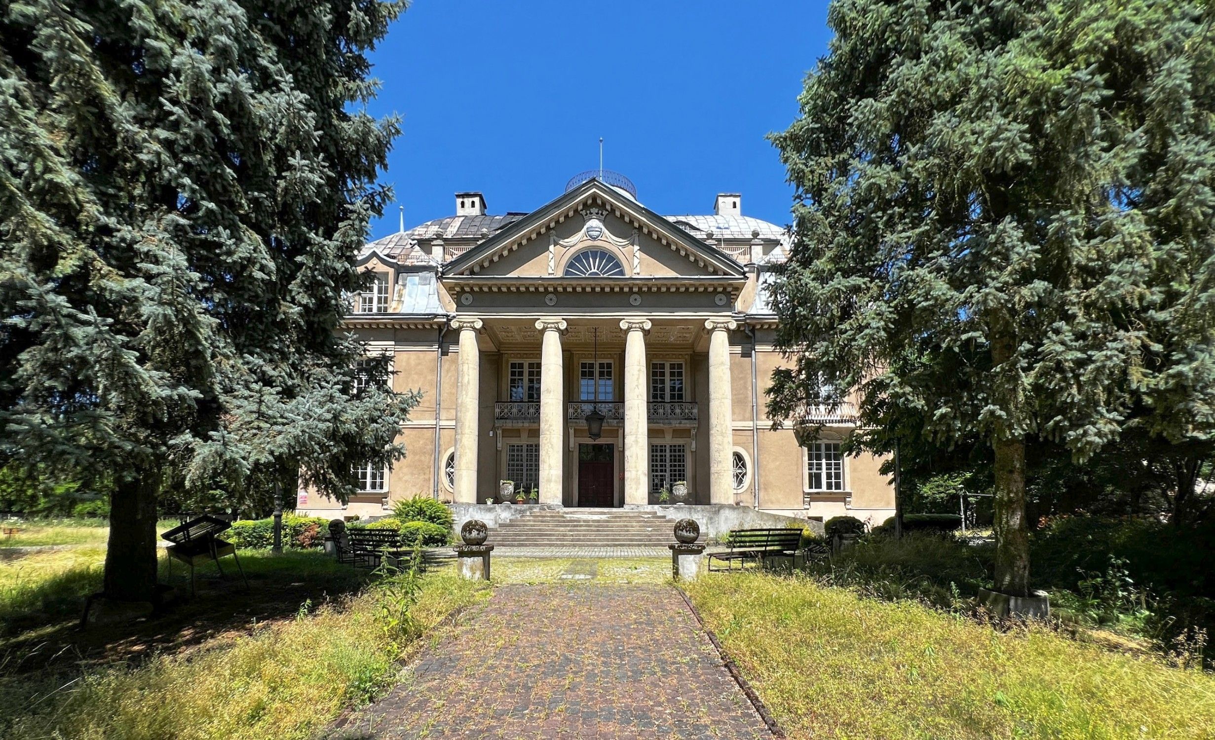 Immagini Villa neoclassico a Łubie Górne con parco storico e edifici annessi