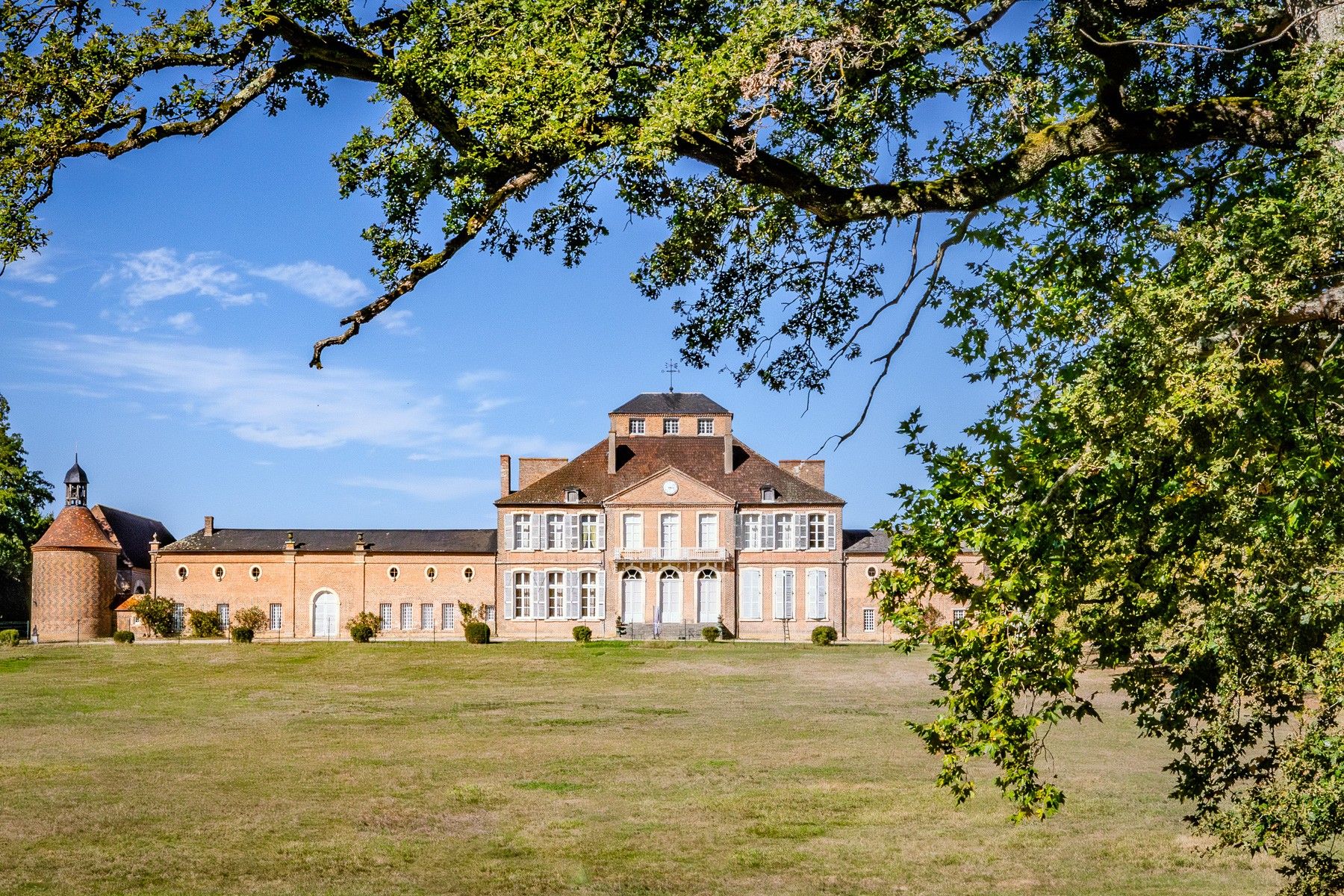 Immagini Villa storica classica a Nevers con parco paesaggistico e architettura del XVIII secolo