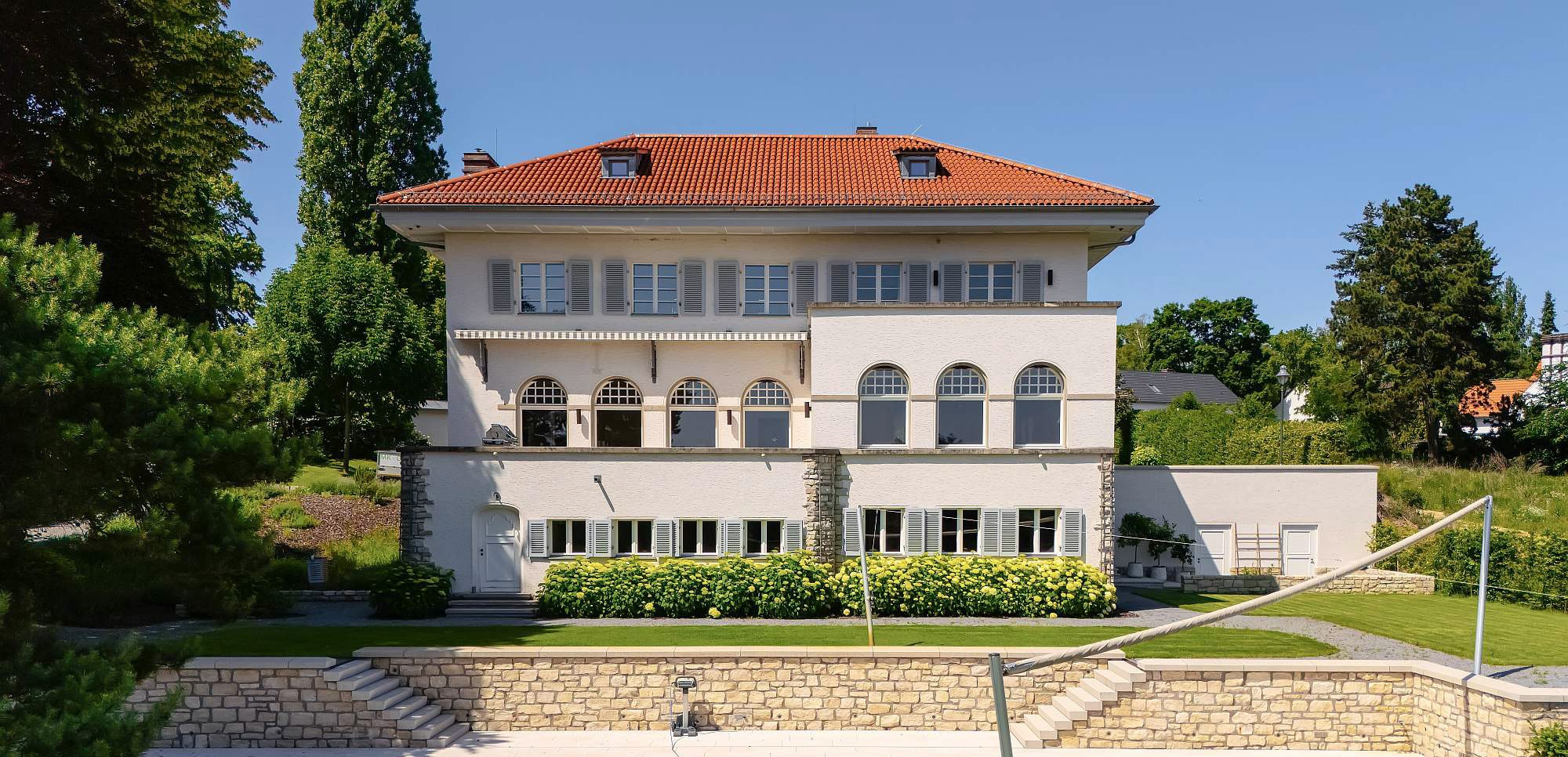 Immagini Villa storica fronte acqua con approdo privato e giardino curato
