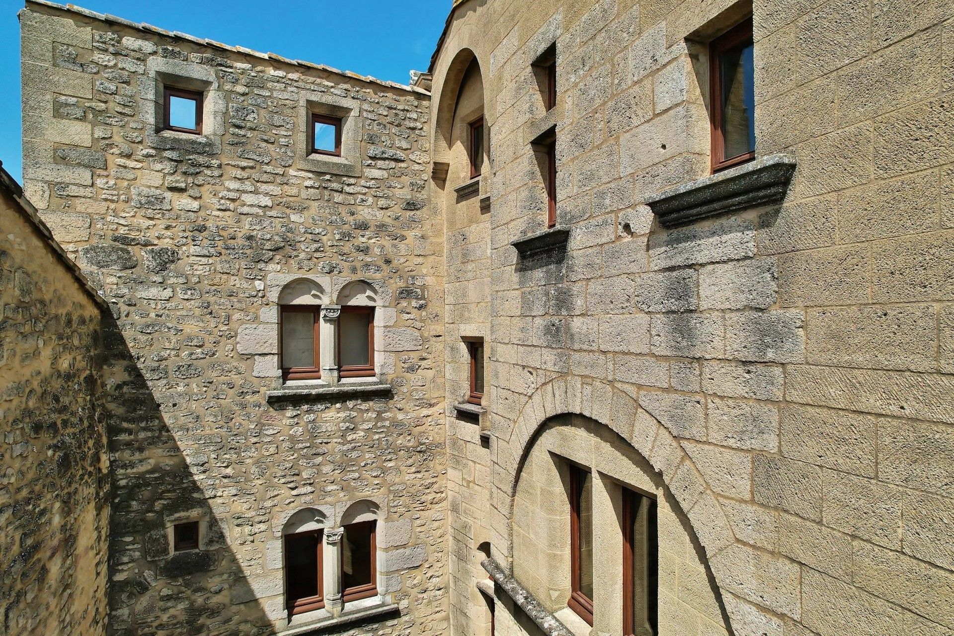 Immagini Residenza restaurata con carattere di castello in zona rurale