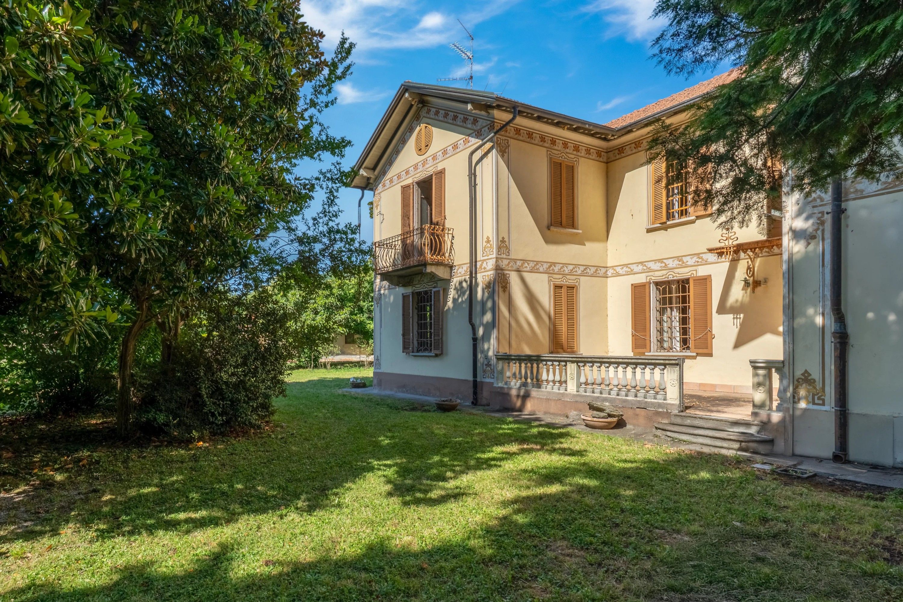 Immagini Villa storica con giardino a Lesa
