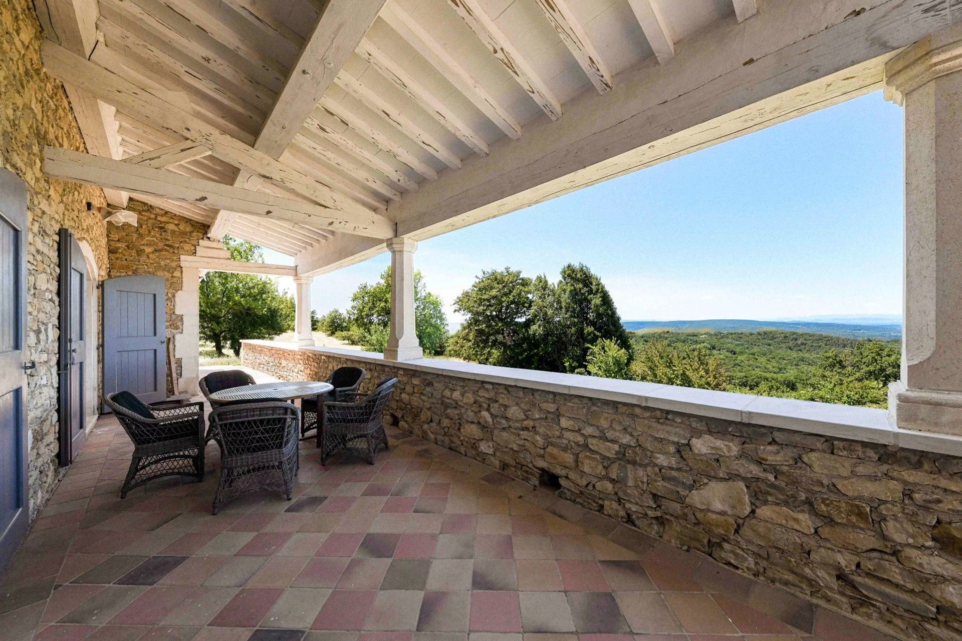 Immagini Proprietà con casa in pietra in contesto naturale protetto con vista panoramica e ampio giardino
