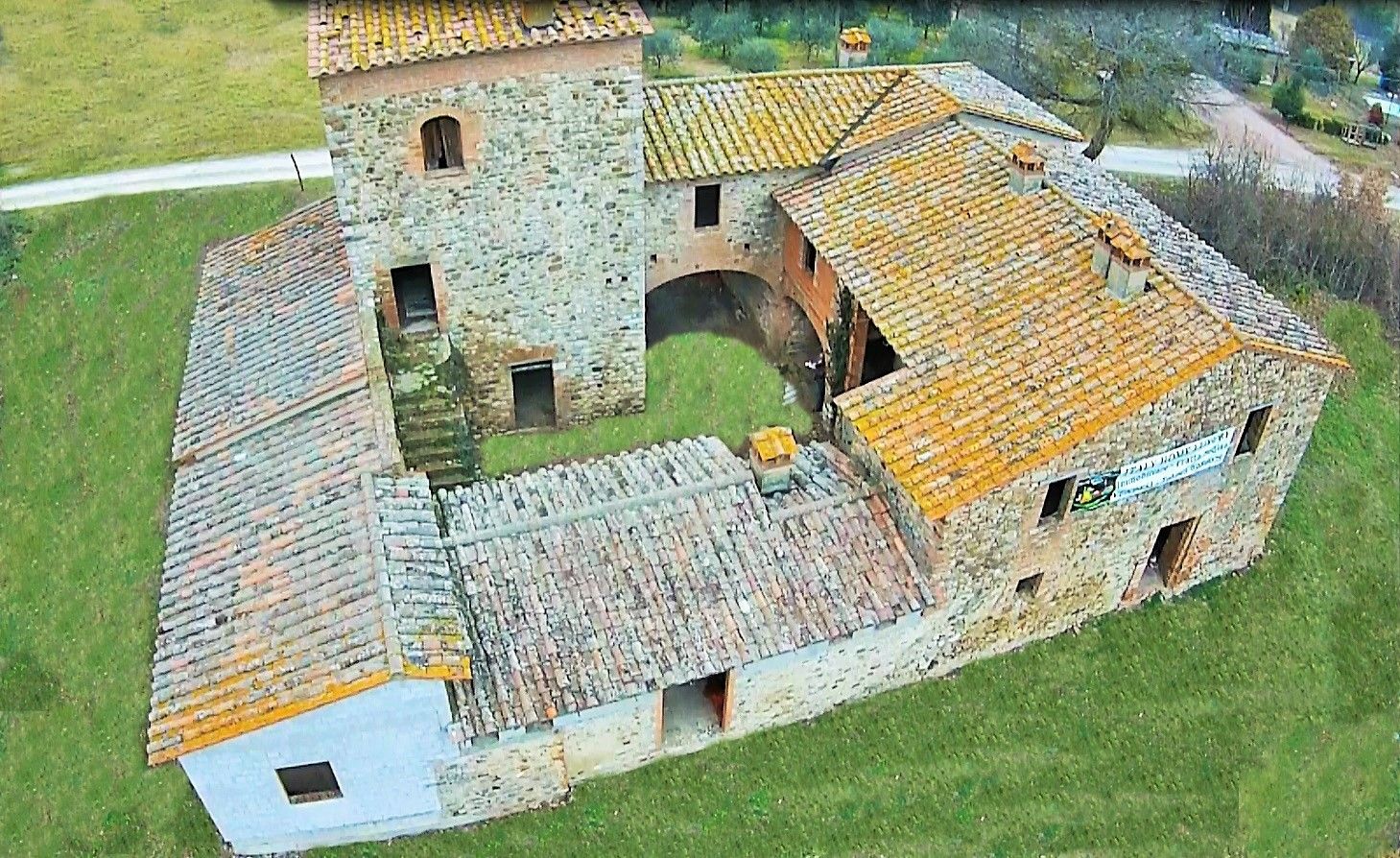 Immagini Borgo con anticchissima TORRE DI AVVISTAMENTO