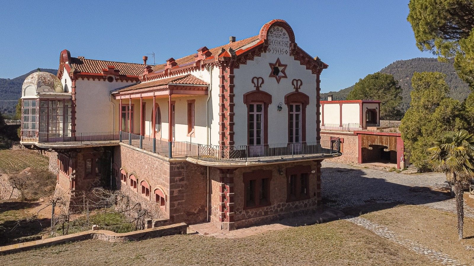Immagini Villa modernista su antico convento a Manresa