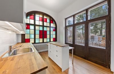 Villa storica in vendita Währing, Vienna, Die charmante Küche mit farbigen Bleiglas-Fenstern