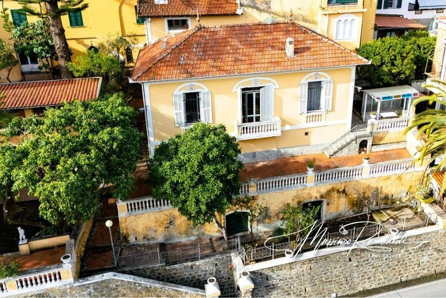 Immagini Villa Martini ora Revelli, in stile Liberty, in vendita a Taggia