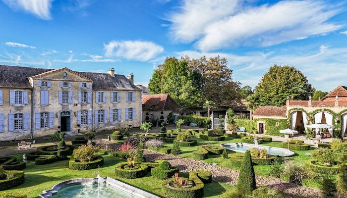 Villa padronale del XVIII secolo con giardini formali ai piedi dei Pirenei