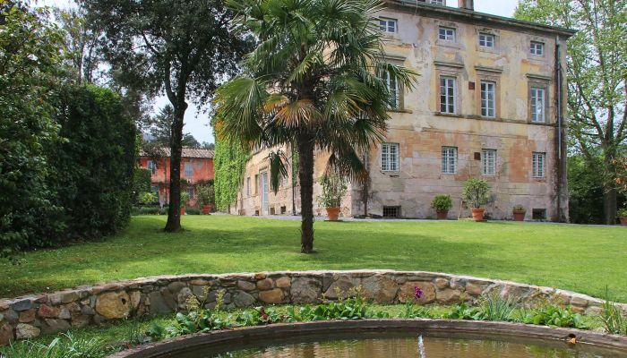 Villa storica in Toscana vicino a Lucca con villa, edifici annessi, cappella, uliveti e vigneto