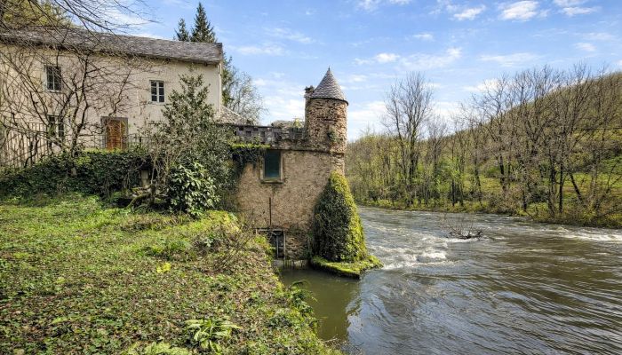 Mulino sul fiume con cascata di 40 metri e 6.000 m² di terreno boschivo