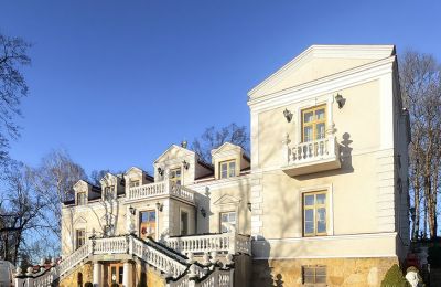 Immobili storici, Villa Tarnowski a Ostrowiec Świętokrzyski con parco e dependance