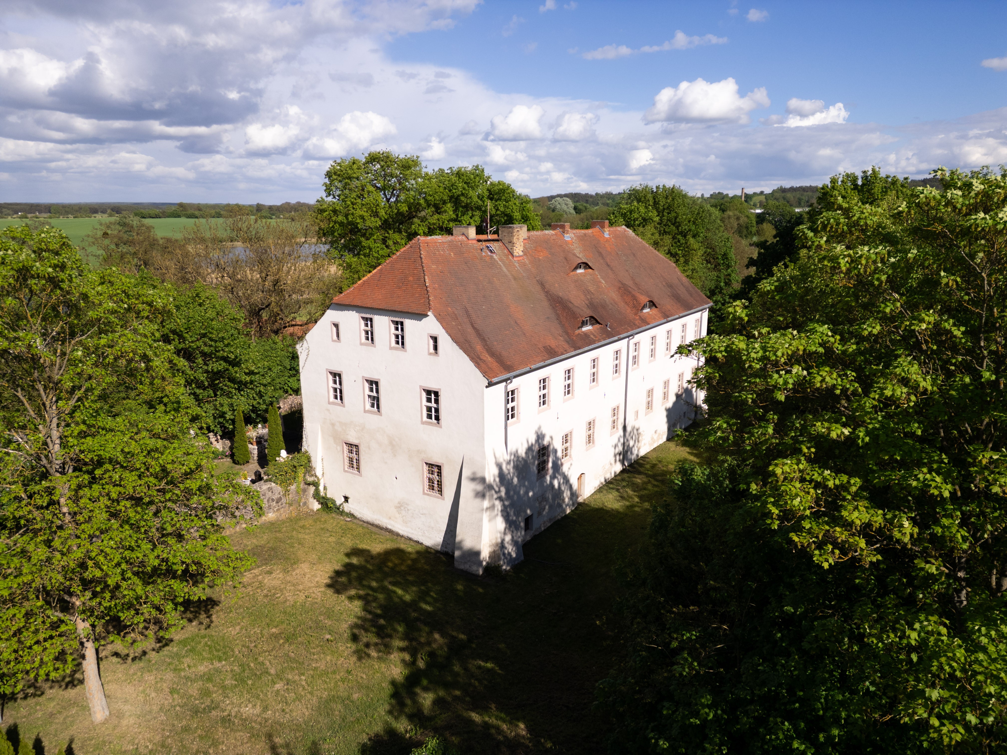 Immagini Castello rinascimentale vicino a Berlino con piccolo parco e cappella