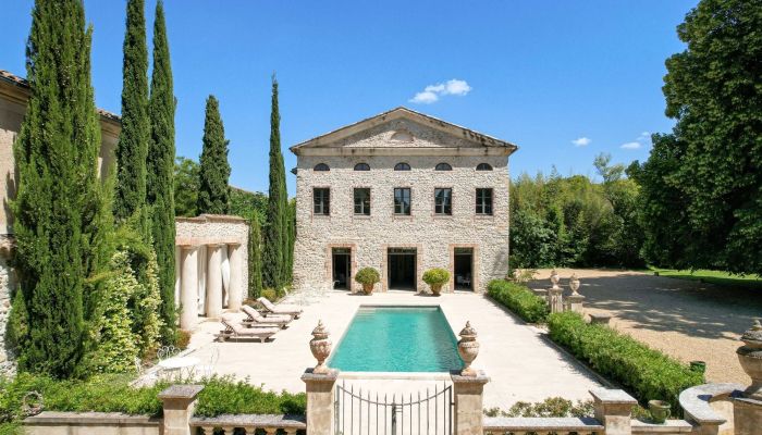Castello nei pressi di Uzès con importanti elementi originali di vari secoli