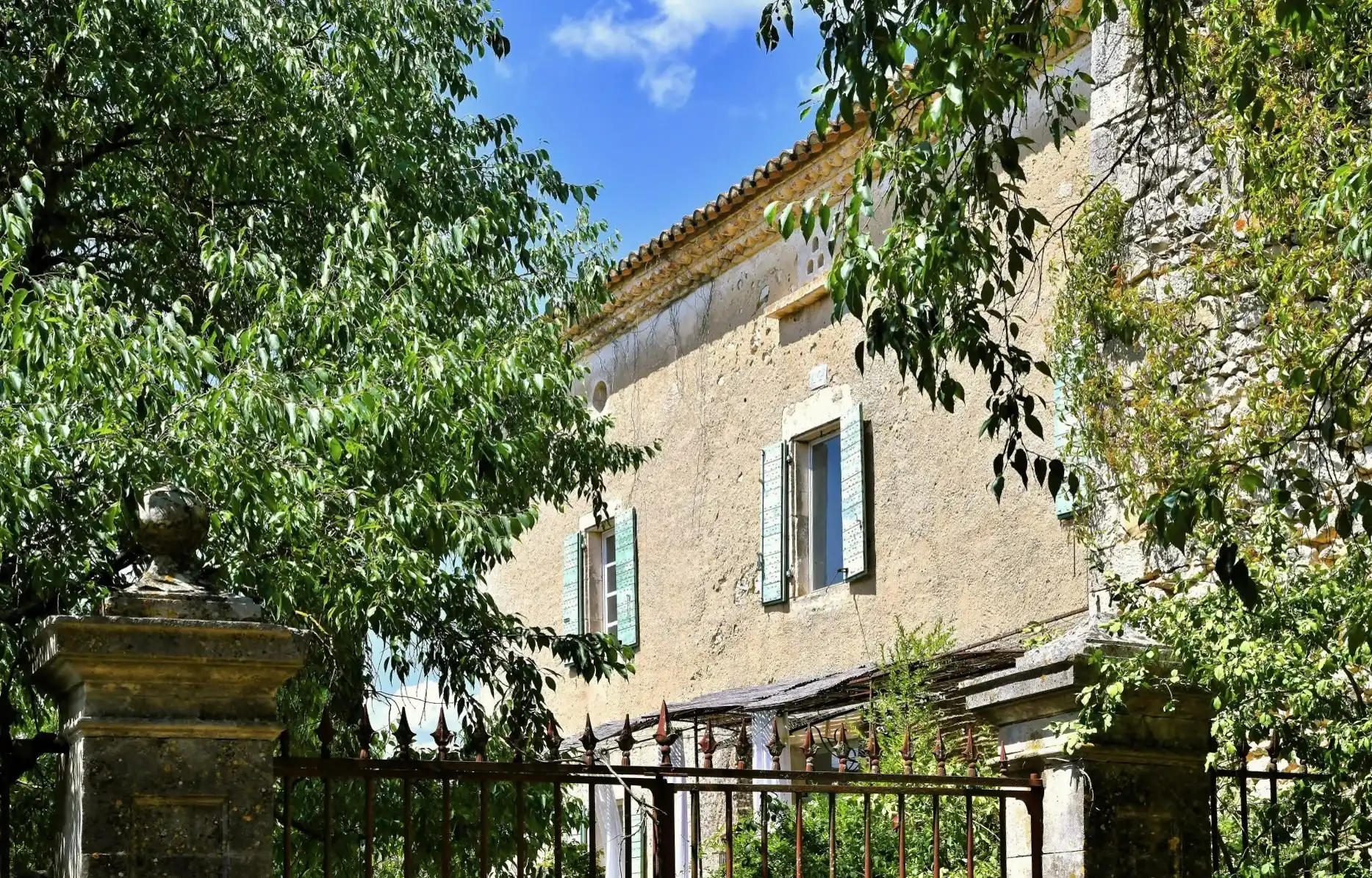 Immagini Autentico mas vicino a Uzès con vista sulle colline, atelier e spazio per gli ospiti
