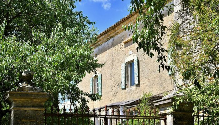Autentico mas vicino a Uzès con vista sulle colline, atelier e spazio per gli ospiti