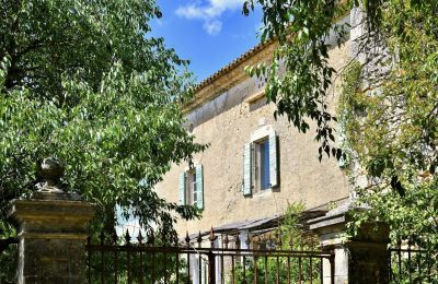 Immobili storici, Autentico mas vicino a Uzès con vista sulle colline, atelier e spazio per gli ospiti