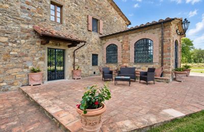 Immobili storici, Borgo Cellini tra Valdambra e Valdichiana con casale e attività di agriturismo