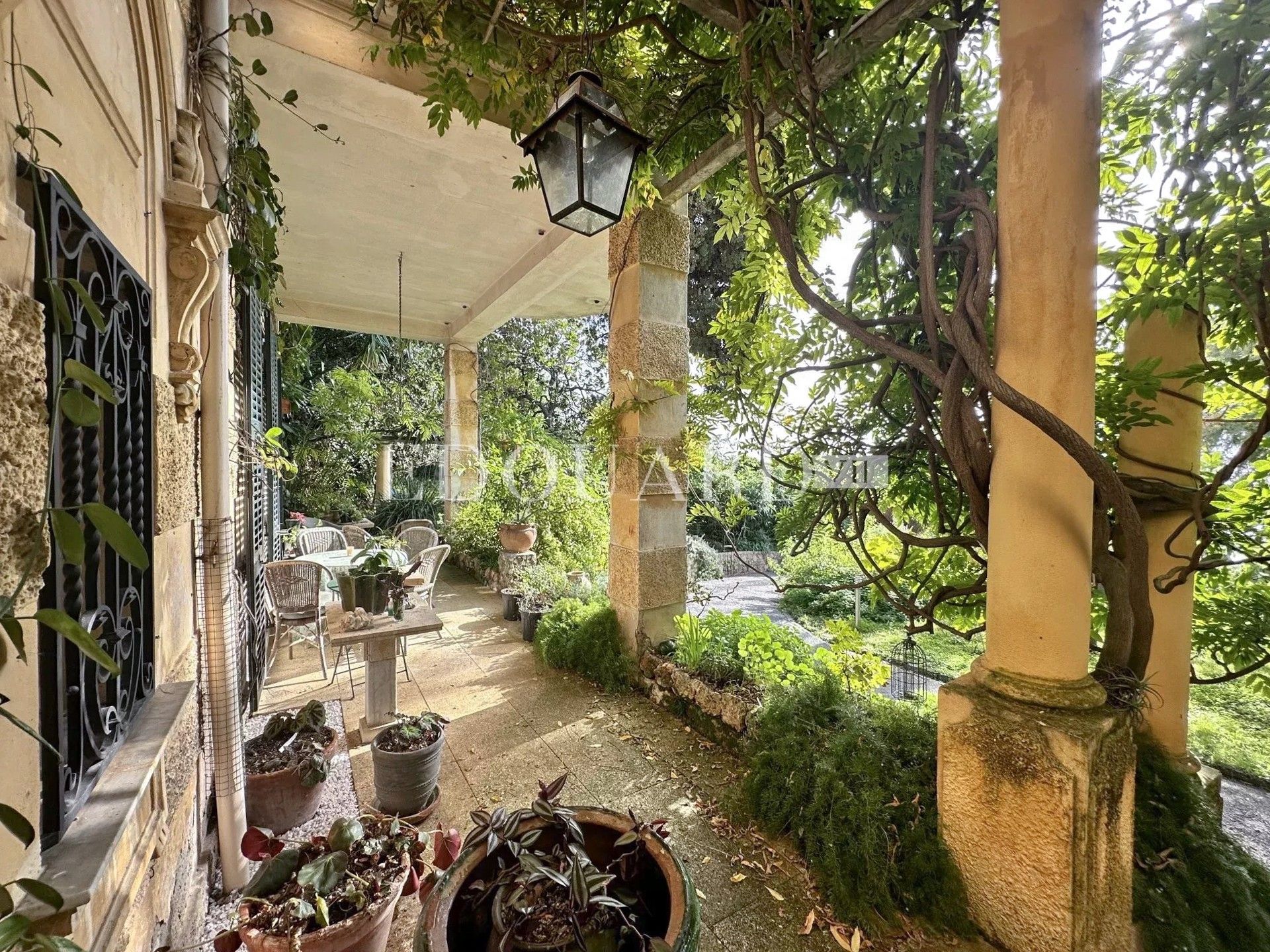 Immagini In esclusiva vasto quadrilocale con terrazzo coperto, spettacolare giardino, bella vista mare e parc
