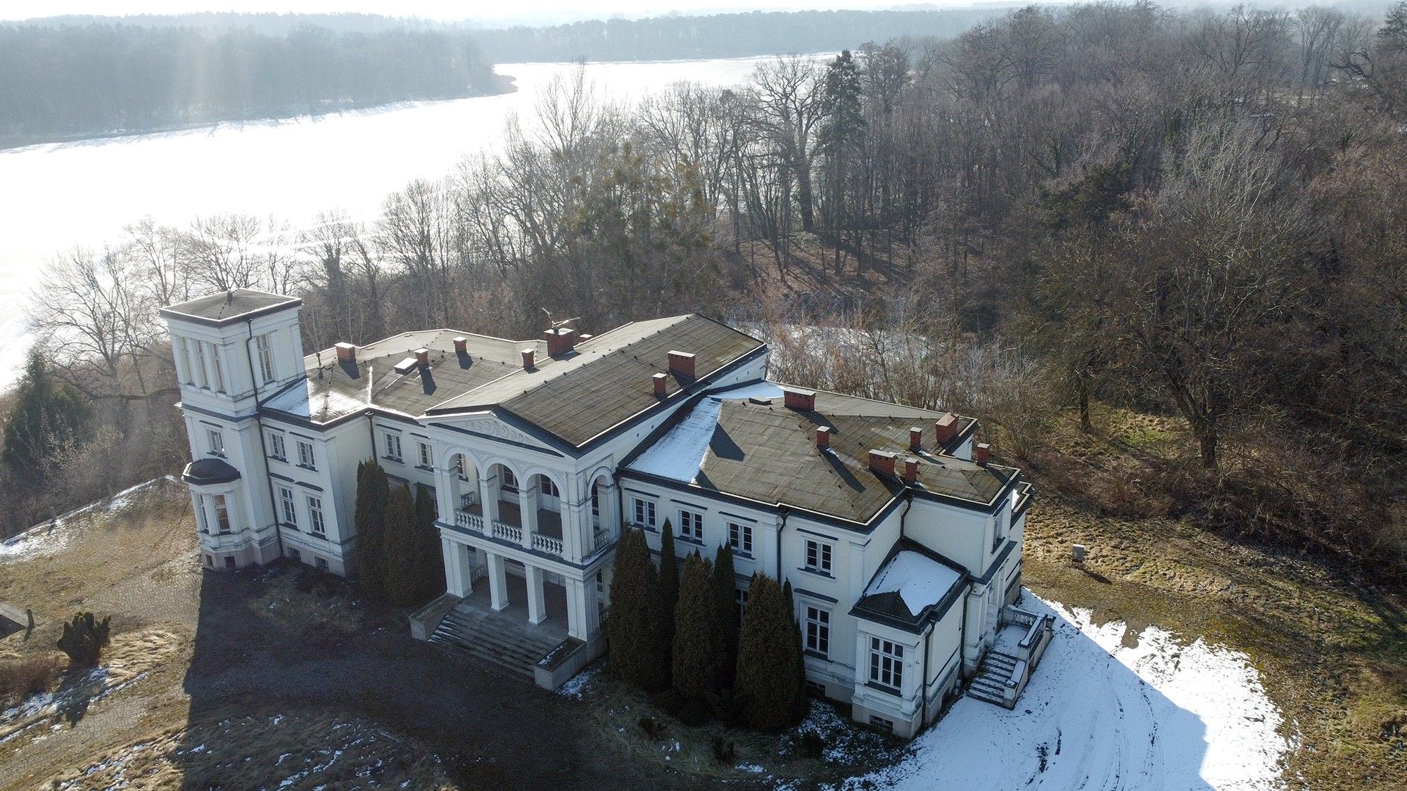 Immagini Imponente casa padronale sul lago