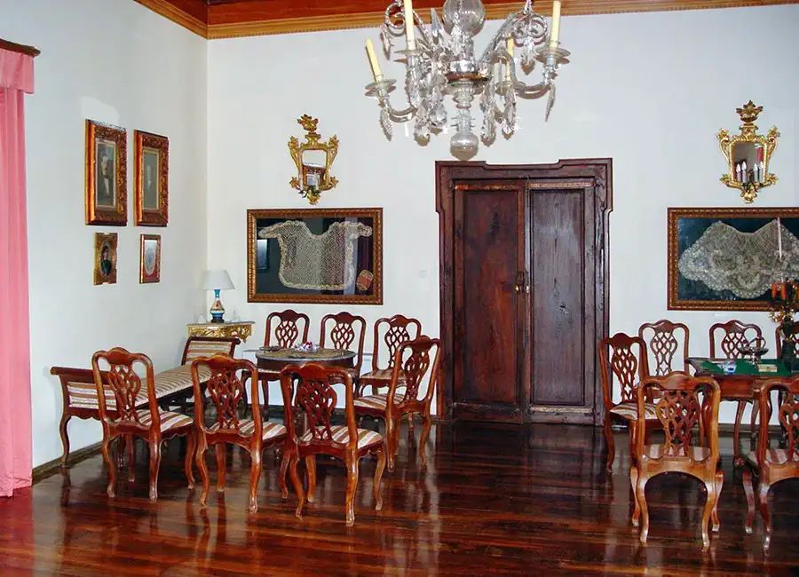 Una sala di ricevimento con mobili storici e soffitti alti