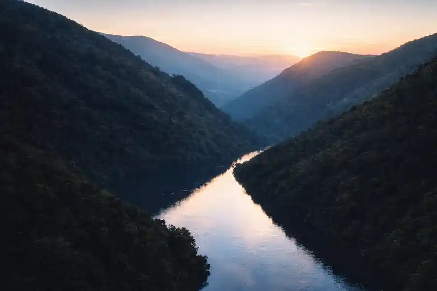 Paesaggio della Ribeira Sacra con i canyon del fiume Sil al crepuscolo.
