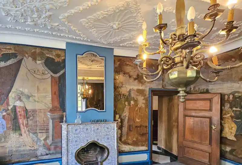 La storica Sala delle Carte da Parati nello Château Thor con affreschi e arredi originali