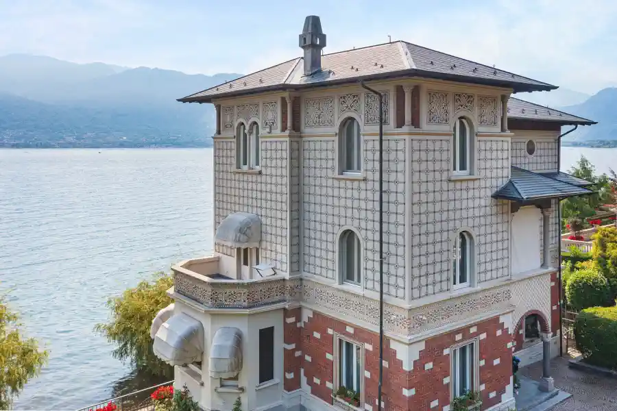 Esclusiva villa sul lago in vendita maggio 2025