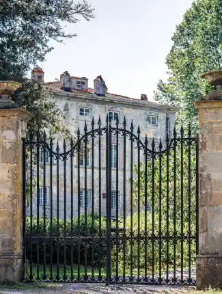 Villa storica in Toscana vicino a Lucca con villa, edifici annessi, cappella, uliveti e vigneto, Capannori, Toscana