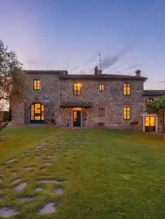 Tenuta storica con due ville e alto fatturato annuo vicino a Firenze, Pistoia, Toscana