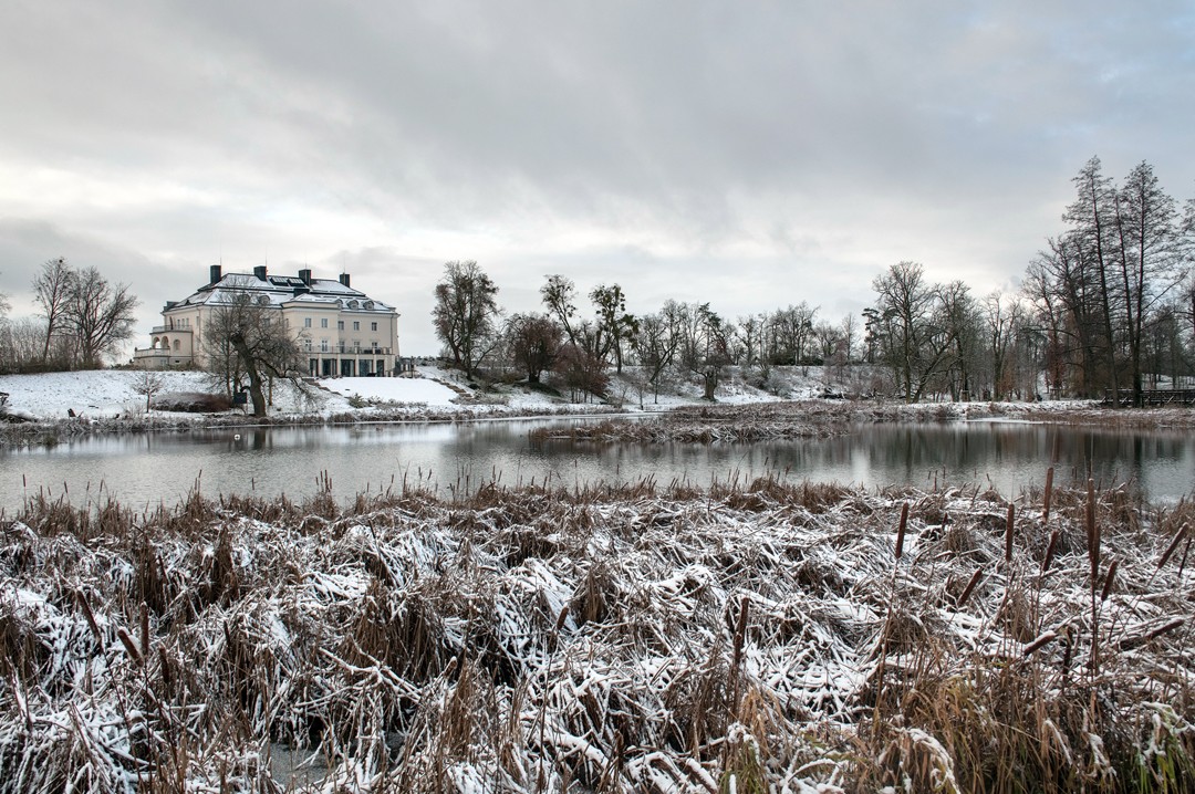 Palazzo a Komierowo, parco con paesaggio lagunare